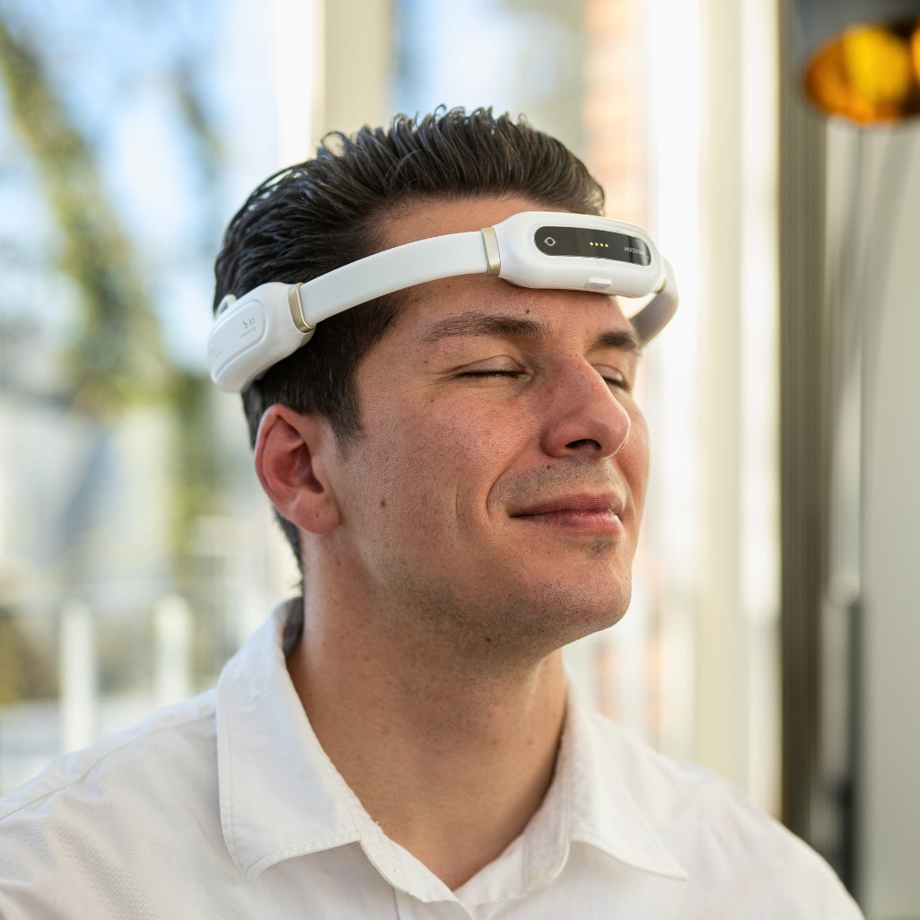 Michel Menzel genießt das HERZION Kopfband zur Kognitiven 40-Hz-Neurostimulation. Die Nicht-invasive Methode zur Verbesserung von Gedächtnis, Konzentration und Stressresistenz.