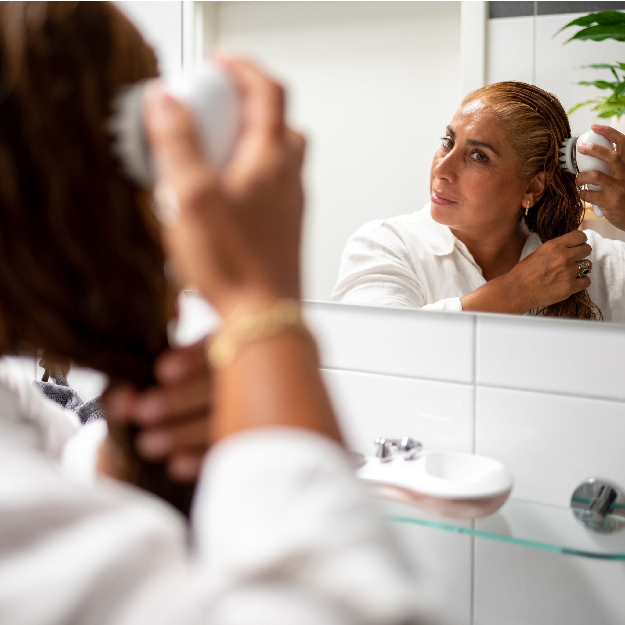 Frau mit Evosonics SoundWave Personal Kopfmassage – Entspannung und Stressabbau – Therapiegold