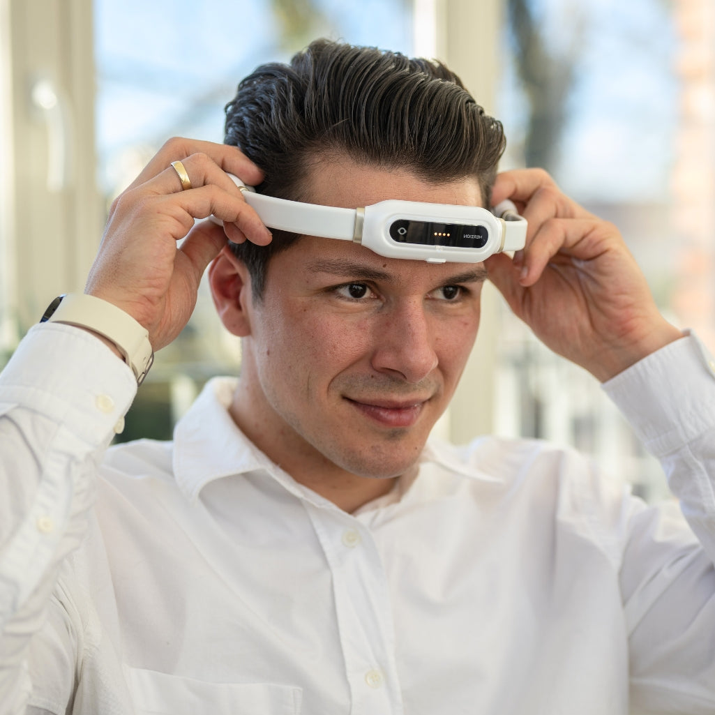 Michel Menzel trägt das HERZION Kopfband zur Kognitiven 40-Hz-Neurostimulation. Nicht-invasive Methode zur Verbesserung von Gedächtnis, Konzentration und Stressresistenz.
