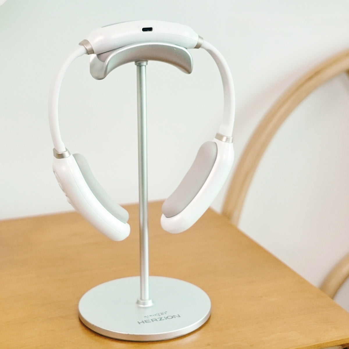 Herzion liegt auf einem Ständer, der neben dem Bett steht.