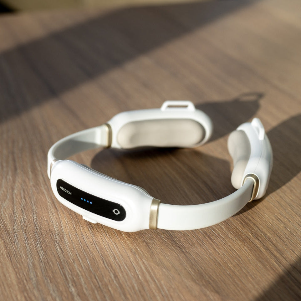 Herzion liegt einzelnd auf einem Tisch.