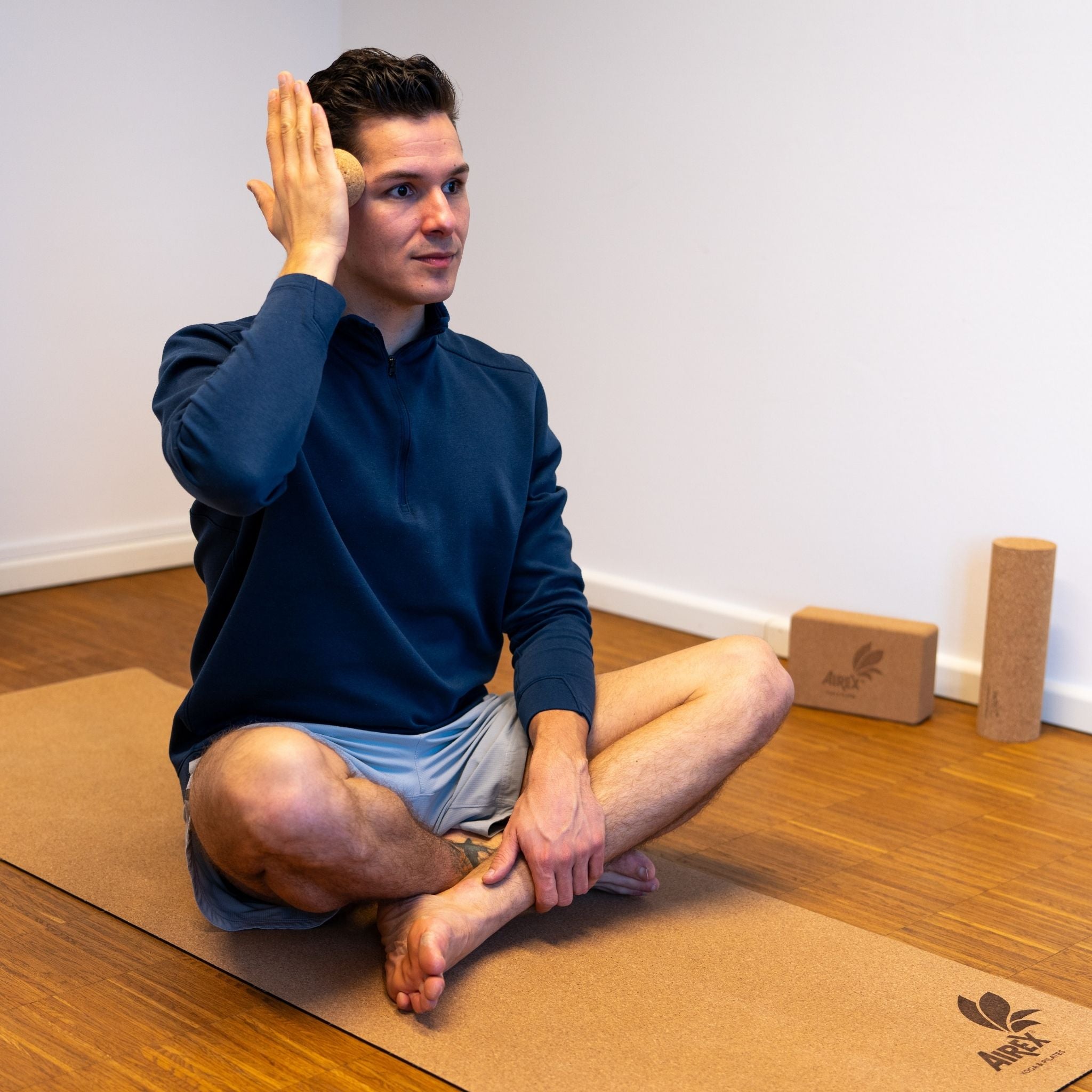 softX Cork-Ball Anwendung Schläfe, Schulter und Nacken – Verspannungen lösen – Therapiegold