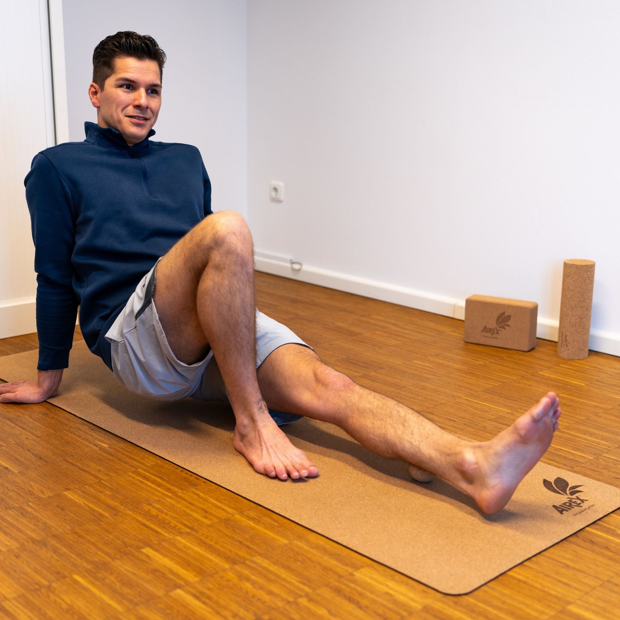 softX Cork-Ball Anwendung an der Wade im Sitzen – Triggerpunktmassage – Therapiegold