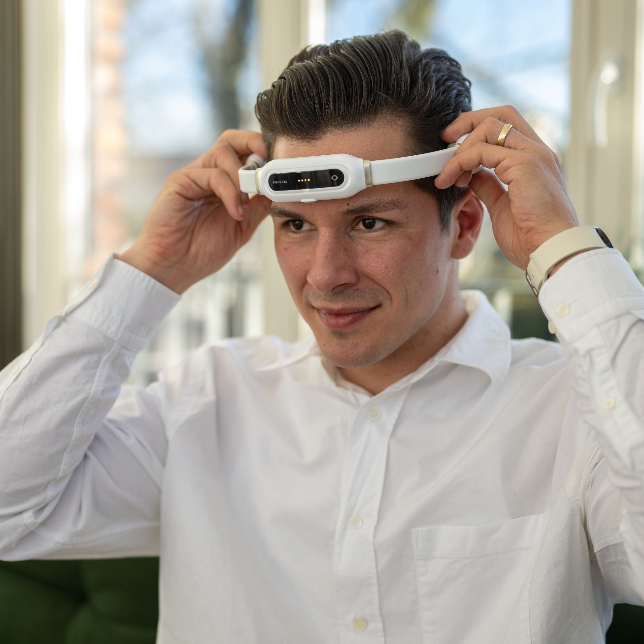 Michel Menzel legt HERZION Kopfband an – kognitive Stimulation im Praxisalltag – Therapiegold
